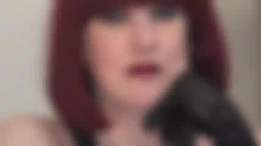 Adoración del rostro, lápiz labial rojo, guantes de cuero negro.