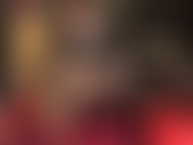 Atrapada entre mis piernas cruzadas, brillantes y bronceadas. Mis largas piernas cruzadas y mis hermosos pies te tienen débil y sumisa. Tu polla está atrapada entre ellos. ¡Córrete sobre ellos!