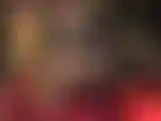 Atrapada entre mis piernas cruzadas, brillantes y bronceadas. Mis largas piernas cruzadas y mis hermosos pies te tienen débil y sumisa. Tu polla está atrapada entre ellos. ¡Córrete sobre ellos!