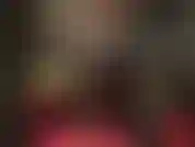 Acaríciate por mis piernas con tacones peeptoe de color amarillo neón y medias negras opacas.