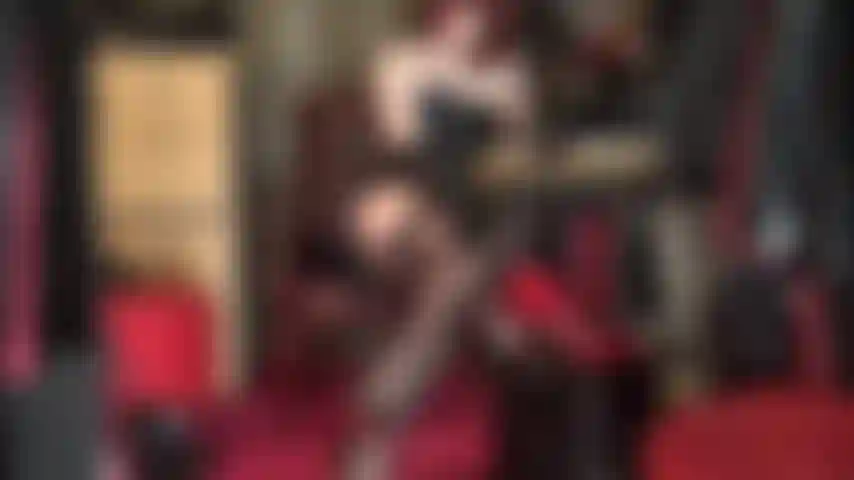 Seducción femdom en hermosa lencería - corsé y guantes de cuero, pantimedias súper brillantes, medias y ligueros.