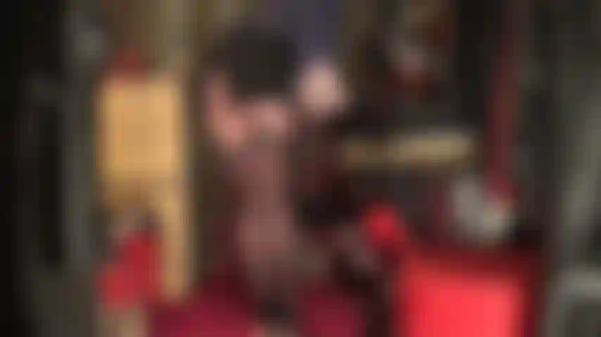 Medias negras con costura y ligas sobre medias brillantes. ¡Dios mío, qué vista! La provocativa con ligas, piernas sensuales y trasero perfecto... Mmm.