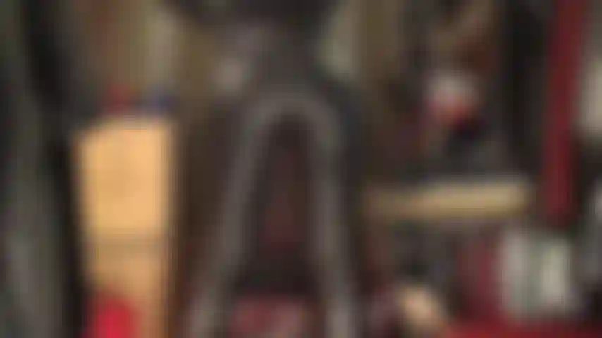 Espléndida, culo en pantimedias, polla negra enorme. Tu pequeño pene es del tamaño de un lápiz labial. No puede satisfacer a ninguna mujer. Pero usará un bonito lazo de mariquita, atrapado en pantimedias mientras la polla negra recibe toda la atención.