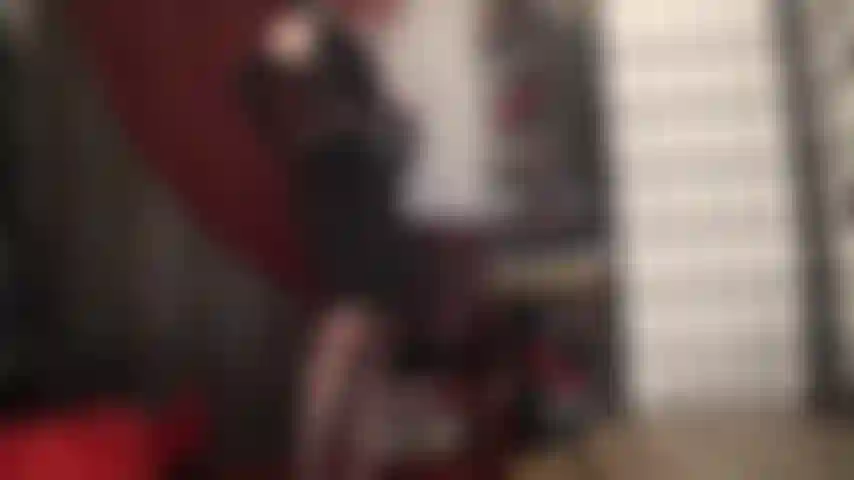 Tu boca lo ruega mientras la amante vivian cuelga su sabrosa gran polla cubierta de nailon en tu cara; la vista frontal y la posterior te emocionan igualmente al poder adorar el trasero de la amante también.