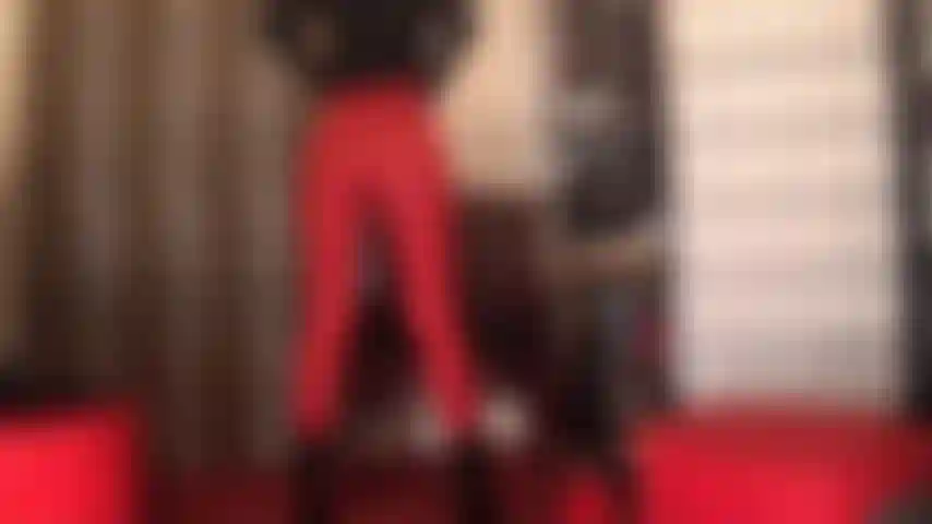 El trasero redondo de mi ama en leggings ajustados es adictivo. Con una vista así, lo único que anhelas es rendir homenaje y masturbarte, masturbarte y pagar.