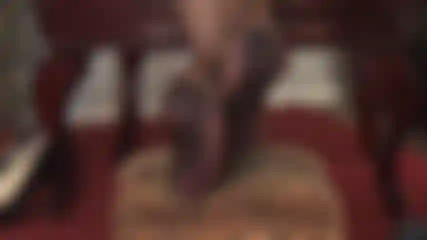 Adoración de pies en un par de medias con costura muy especiales y suelas bellamente diseñadas.