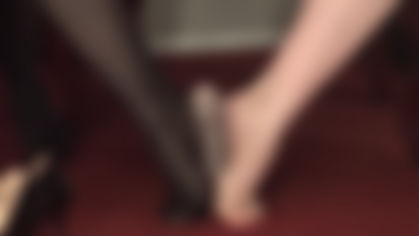 Dominación de pies - pies descalzos, trabajo de pies rudo y nailon en la mano - tu polla de esclava está en problemas, siendo atormentada por los suaves pies descalzos de la amante.