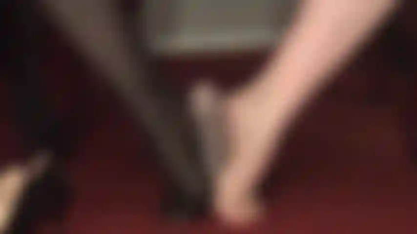 Dominación de pies - pies descalzos, trabajo de pies rudo y nailon en la mano - tu polla de esclava está en problemas, siendo atormentada por los suaves pies descalzos de la amante.