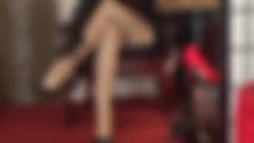 Unas piernas cruzadas y sensuales en pantimedias color canela brillante provocan al amante de las piernas. La amante añade un par de medias de nailon brillantes para un brillo irresistible.