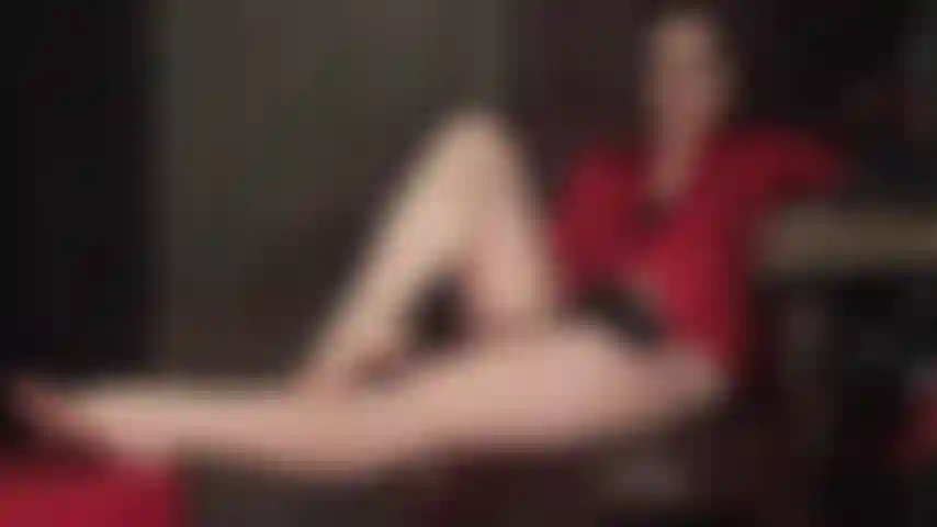 Estas piernas desnudas... Pies descalzos... Estos ojos... Descubriremos cuánto tiempo podrás controlarte con esta intensa provocación erótica.