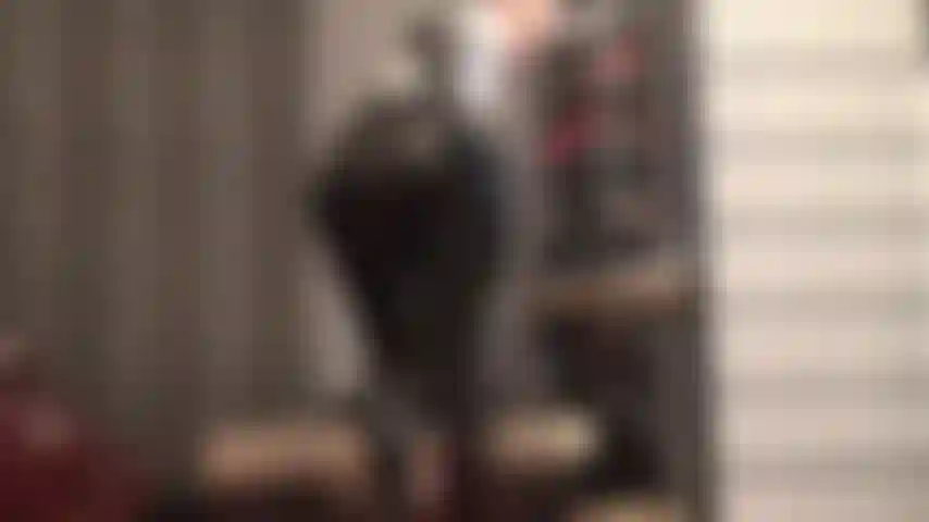 Admiro el trasero brillante y las piernas largas de mi amante en leggings fetichistas negros ajustados y brillantes.