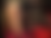 Piernas en pantimedias brillantes, mules de cuero y máscara de nailon negra: la amante se burla de sus amantes de nailon con pies, piernas y culo en pantimedias extra brillantes y agrega una sexy máscara de nailon negra transparente.