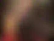 Traje sexy de goma, medias y botas altas de plataforma.