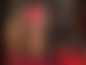 Para mis amantes del látex! Provocativa y fetichista con vestido corto, medias de goma con costuras y tacones altos. Ama realza ese atuendo sexy frotando lubricante por todas partes.