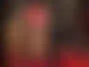 Para mis amantes del látex! Provocativa y fetichista con vestido corto, medias de goma con costuras y tacones altos. Ama realza ese atuendo sexy frotando lubricante por todas partes.