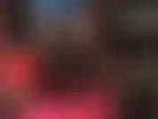 Cara sentada con culo vestido de látex, tacones de aguja de metal y botas de adoración.