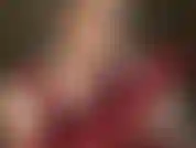 Mírame a los ojos mientras lentamente ordeño el semen de tu polla con guantes de lycra rojos.