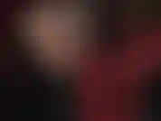 Es imposible resistirse a un par de guantes de cuero rojo intenso.