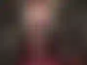 Dominación sexy con strap-on, 20 cm de polla negra, corsé de cuero, medias negras y una peluca que cambia de negra a roja. Ardiente!