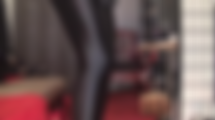 El atuendo fetichista de la ama te hace vibrar la polla: estas brillantes medias negras de licra leohex y el vestido de pvc te provocan una erección instantánea. La ama recorre sus sensuales curvas de licra con sus manos enguantadas de cuero.