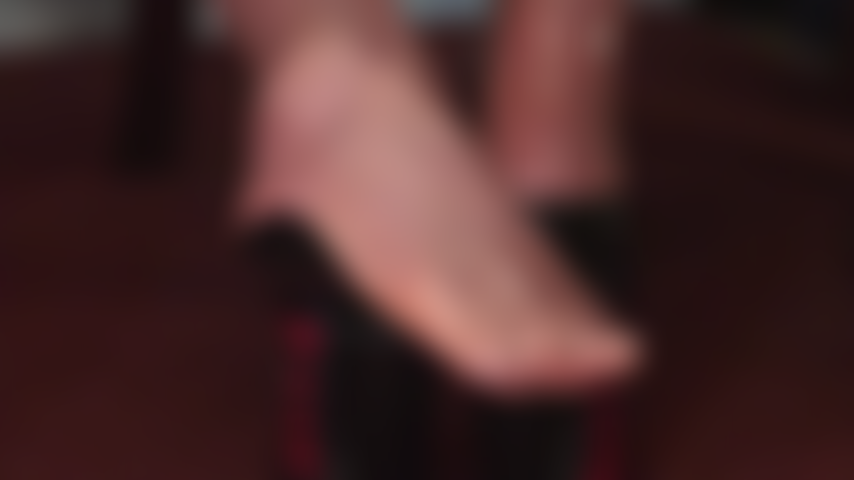 Mis dedos de látex provocan tu corazón fetichista. Medias de goma transparentes color piel se asoman por unas altas mules de plataforma. Quieres chuparlas y sentir el látex resbaladizo amordazándote la boca.