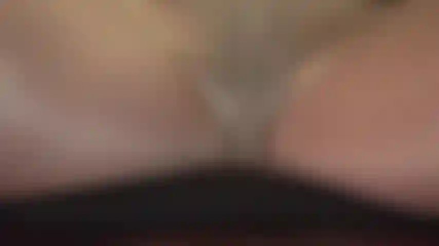 Medias de rejilla y bragas de seda; ver entre mis suaves muslos de nailon es lo que te excita. Huélela.