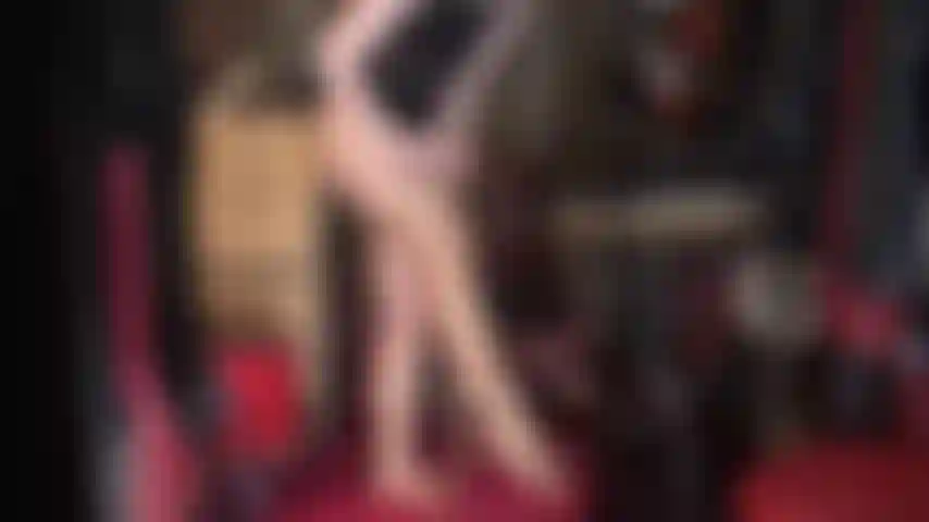 Medias extra brillantes y sexys y capas de medias con parte superior de encaje: cuando un par de medias brillantes simplemente no es suficiente... Y vaya, estas medias con parte superior de encaje blanco!