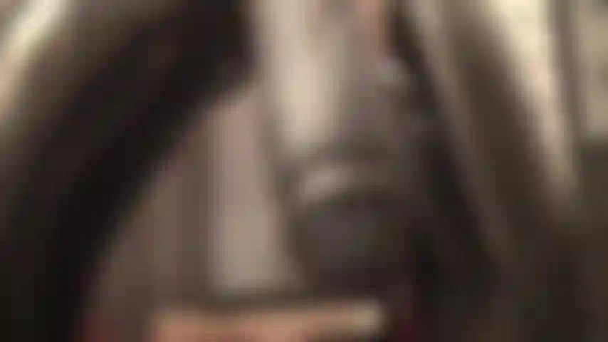 Dominación de puta con strap-on bbc: la amante vivian folla esa enorme polla negra justo entre tus enormes tetas falsas en tu boca, dispensando su carga por tu garganta.