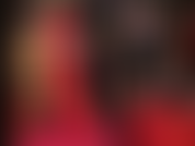 Fetichista del látex: medias de látex rojas y sensuales, vestido corto y tacones. Tan brillante!