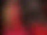 Fetichista del látex: medias de látex rojas y sensuales, vestido corto y tacones. Tan brillante!