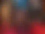 Llevo un ajustado vestido azul de látex, medias sexys de encaje con costuras y tacones azules a juego. Babea por mi perfecto y brillante trasero de látex y mis largas piernas.