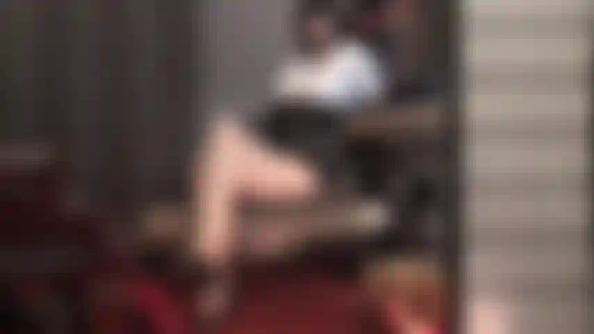 Las piernas de nailon de mi ama son lo que más te excita.