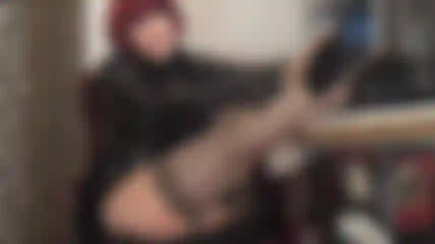 Mis piernas sexys con medias en capas descansan sobre la mesa, provocándote con tacones y suelas de nailon, ¿o preferirías besar el maravilloso culo de pantimedias de la amante vivian?