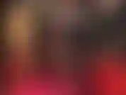 Sensual provocación de piernas, atractivas piernas largas en medias negras transparentes con costura cubana, tacones colgantes sexys.