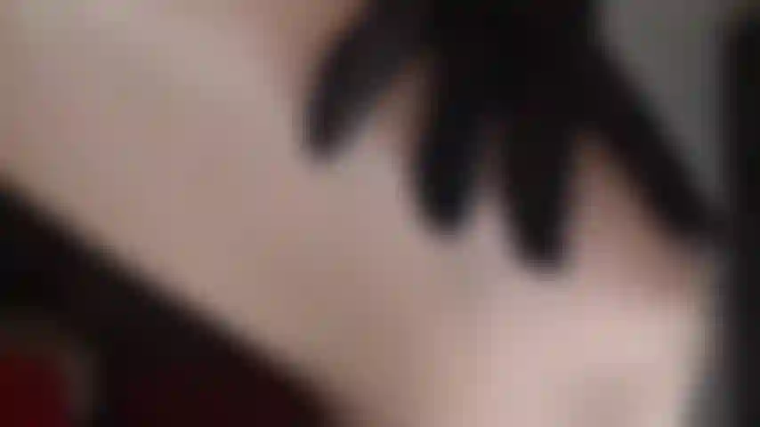 Medias doradas brillantes y tacones peeptoe amarillo neón. Disfruta de esta provocación lenta y sensual y femdom con medias de nailon brillantes. Deja que mi ama ordeñe la polla de tu esclavo con sus suaves guantes de nailon. Para terminar, deslizarás tu polla por su arco.