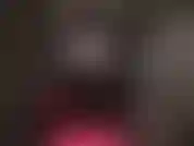 Diosa de látex, botas altas, guantes brillantes, ligas y medias sexys.