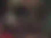 Amante del látex con un enorme strap-on negro. Espera un divertido pegging y adoración anal.