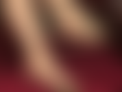 Fetichismo de pies y juego con zapatos: la amante provoca al sub amante de los pies con pies en pantimedias color piel brillante en mules abiertos de gamuza rosa ruborizado y un primer plano de pies colgando y posando.