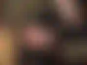 Diosa de pvc brillante: botas altas de charol, medias brillantes, guantes largos de cuero y un vestido sexy extra corto que se ajusta perfectamente a las curvas de la amante vivian, otorgando emocionantes vistas de la falda...