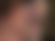 Fetichista de manos con sexys guantes de nailon negros transparentes.