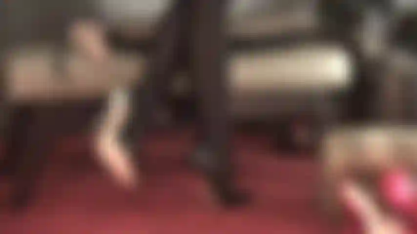 Medias negras brillantes y elegantes y tacones negros altísimos para adorar. El brillo de estas medias de licra realza los pies maravillosamente arqueados y las sensuales pantorrillas de mi ama.