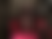 Dama de negro, piernas colgando, pantimedias, fetiche de pies.