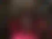 Dama de negro, piernas colgando, pantimedias, fetiche de pies.