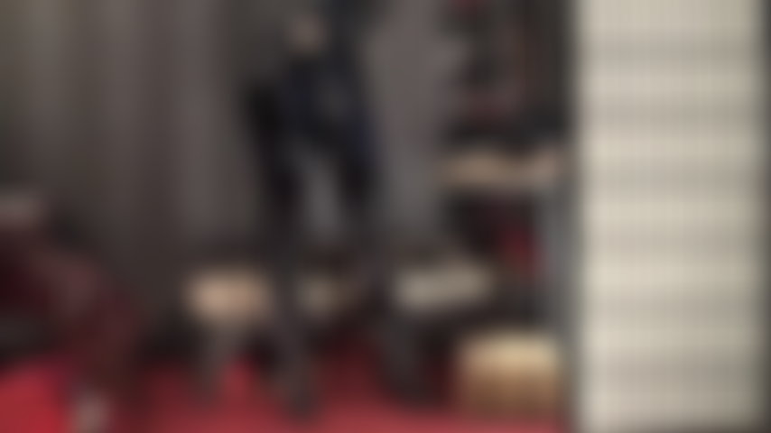 Adoración fetichista y paja enguantada en vinilo brillante: la amante vivian en pvc negro brillante completo ordeña tu polla de esclavo dura y palpitante.