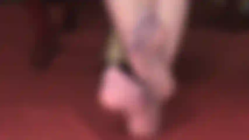 Bonitos pies en medias transparentes color lavanda, acariciados por guantes de satén sedoso color lavanda.