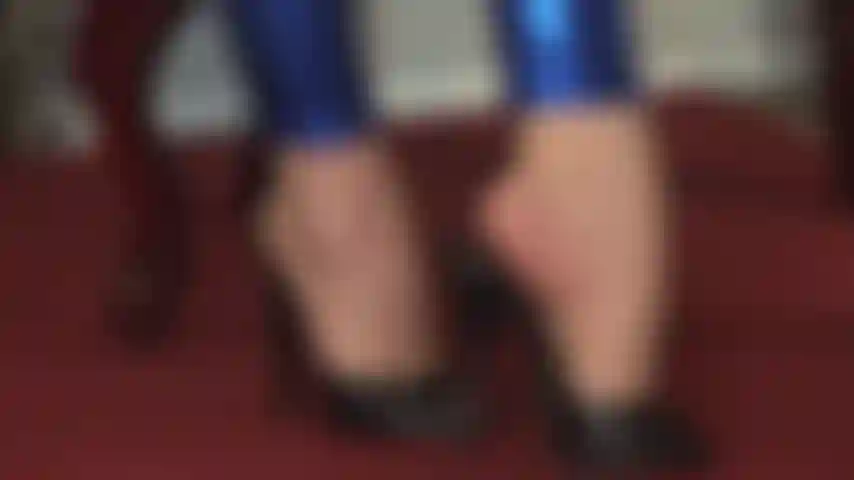 Adoración intensa de pies y tacones altos en mules de cuero negro: la amante entiende tu amor por sus pies bellamente arqueados en sexys tacones de aguja.