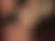 Huele mis pies de medias brillantes, recorre los dedos e inhala profundamente. Usa tu nariz y aspira todo ese aroma embriagador de mis medias.