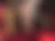 Provocación seductora con medias color piel con costuras y ligueros sobre medias de seda. Las capas son tan tentadoras para deslizar tu pene dolorido entre ellas...