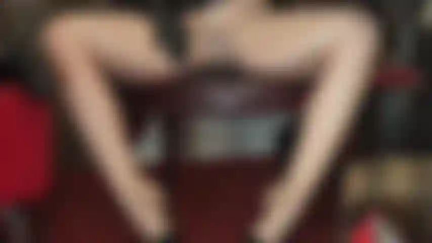 Findom, sin bragas, con medias brillantes y transparentes. Si te gusta lo peludo y con sabor, esto es para ti. Tu mayor deseo es encontrarte entre estas piernas. Mi ama exige un pago extra por este placer.