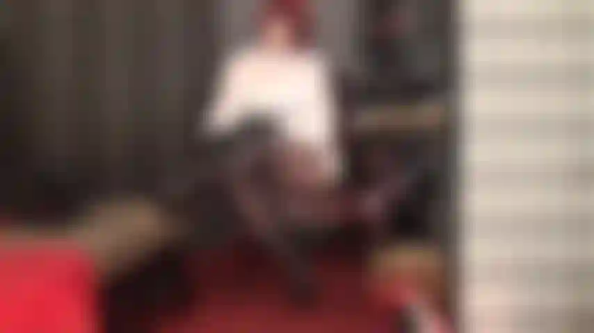 La señora vivian acaricia tu polla por todas sus piernas perfectas en pantimedias.